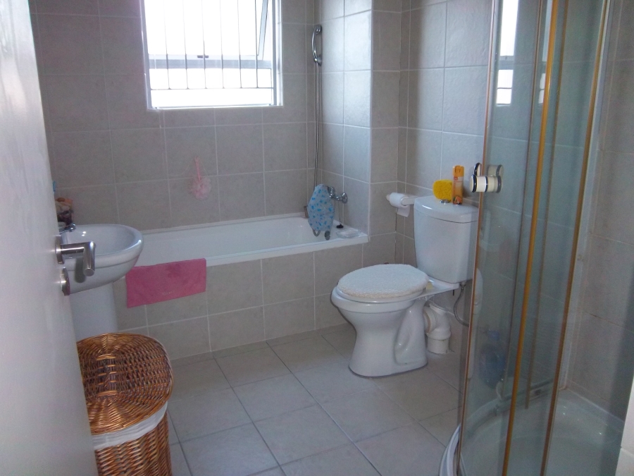 To Let 2 Bedroom Property for Rent in Heritage Park Western Cape